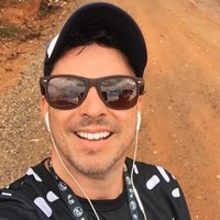 Rogério Benedito de Brito Prof. substituto do IFMG Arcos. Eu tenho formação em Ciências, Matemática e Biologia, além de ter concluído, em 2009, um mestrado em Modelagem Matemática e Estatística. Atualmente, possuo um doutorado em Ciências Ambientais pela Universidade Federal de Alfenas (UNIFAL). Minha carreira como educador começou em 2001, lecionando no ensino fundamental e médio. A partir de 2013, passei a ministrar aulas no ensino superior, abrangendo diversas disciplinas em cursos de graduação e pós-graduação.