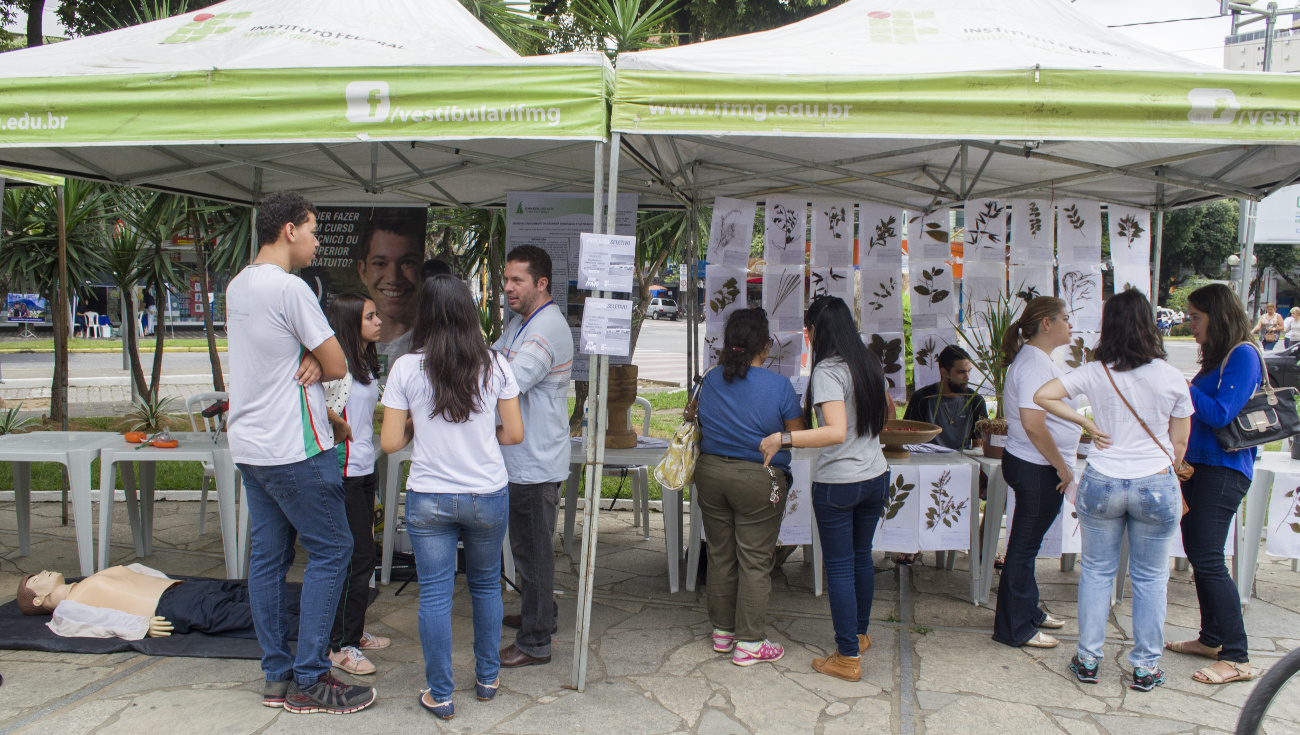 Atendimento stand IFMG-GV.JPG