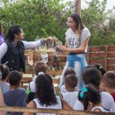 Visita alunos da educação infantil à horta do Campus	