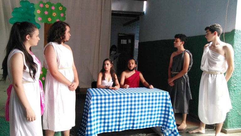 Apresentação teatral em Tarumirim