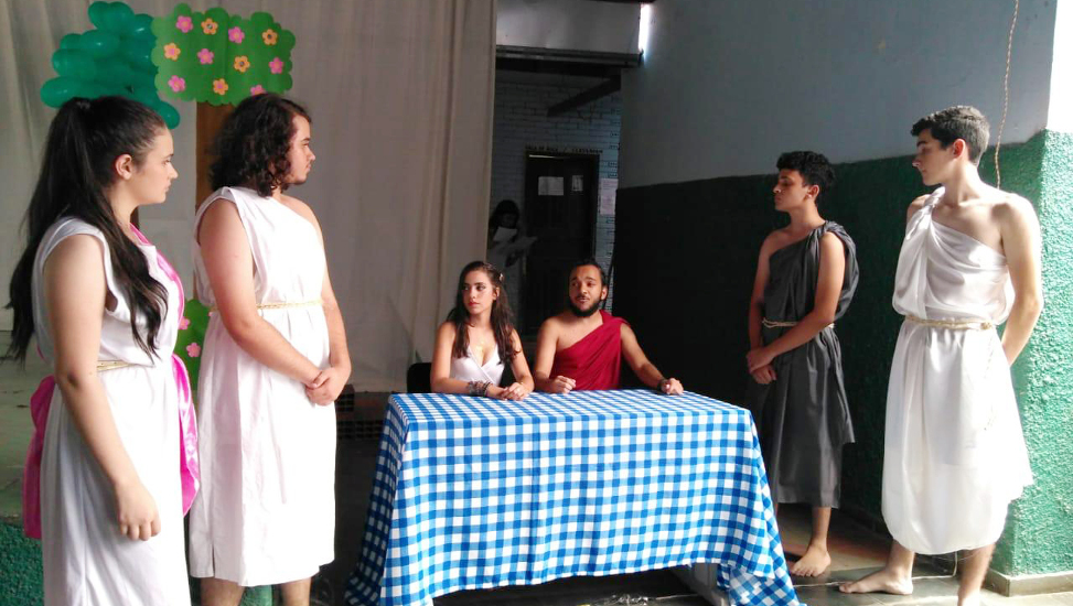 Apresentação teatral em Tarumirim