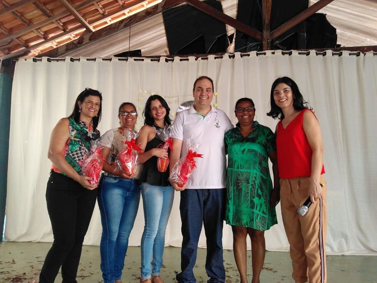 Prof. Gilson e representantes da escola