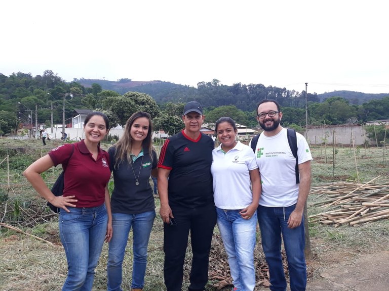 Plantio mudas nativas em Timóteo