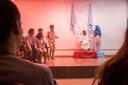 Alunos durante encenação teatral da peça O Auto da Compadecida