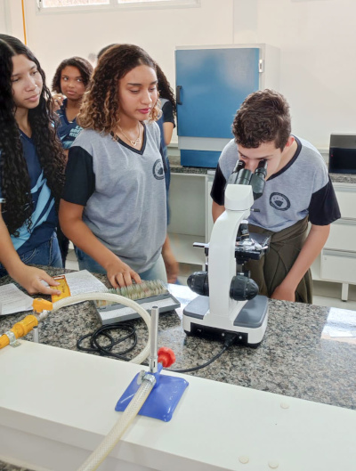 Diálogos_14set2022_visita alunos E. M. Adélia Ribas ao Lab. de Biologia