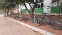 Tubulação dos hidrantes e árvores utilizadas como pontos para estacionamento de bicicletas