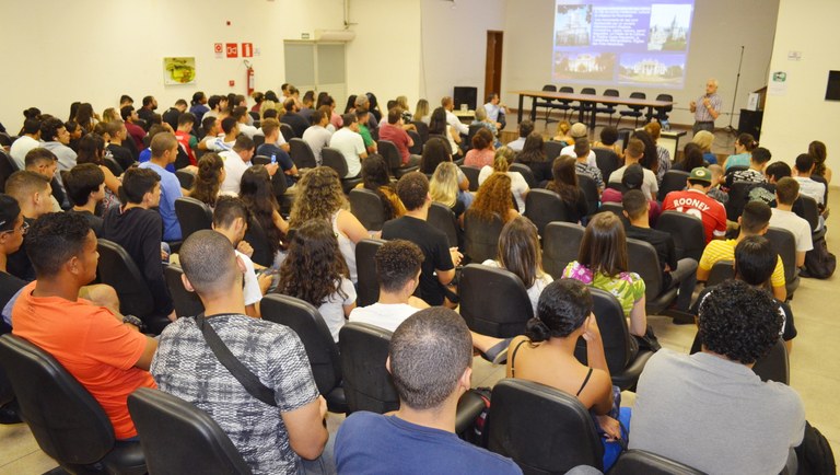 Aula magna com Prof. Dr. Marcel Popa