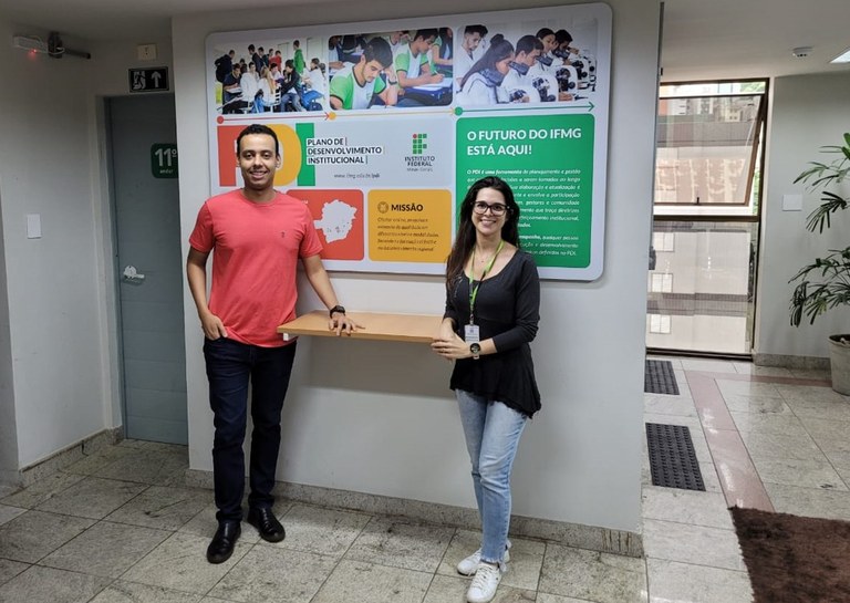 Os servidores Kendson Alves e Camila Barbosa, da Reitoria, acompanharam a produção e instalação dos painéis.jpeg