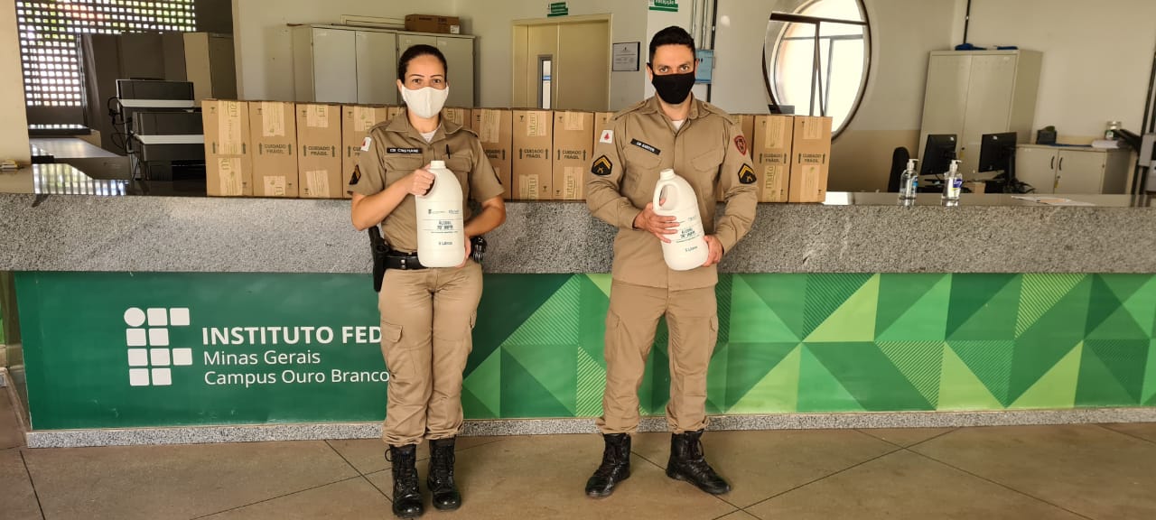 Polícia Militar e Associação dos Catadores de Ouro Branco recebem doação de álcool