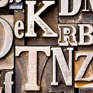 Várias letras de tipos móveis representam o curso de Ensino de Língua Portuguesa