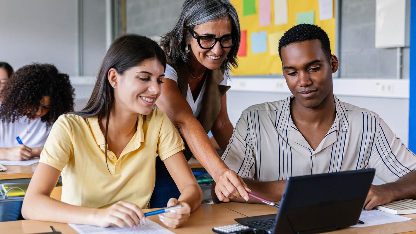 Professora mostra tela para estudantes.