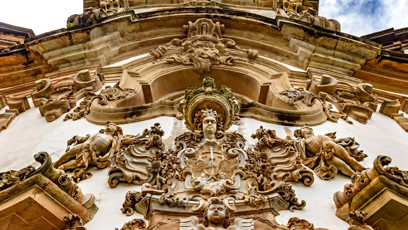 Detalhes de fachada de igreja