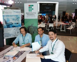 Da esquerda para a direita: o diretor do Polo de Inovação do IFMG, Alexandre Pimenta, o professor Manoel Pereira e o diretor da Aiko Logic, Rafael Figueiredo