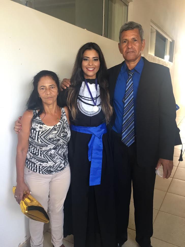 Estefânia Paula da Silva, também formanda, junto com seu pai Geraldo e  sua mãe Teresinha