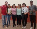 Entrega das medalhas para os alunos premiados no Projeto: “Intervenção Lúdica: Gol a Gol (Artilheiro)” e para as melhores apresentações no “Festival de Karaokê”.