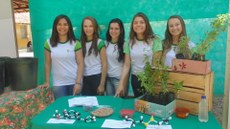 As alunas Larissa, Diovana, Maria Paula, Ana Carolina e Ana Luiza durante apresentação de trabalho