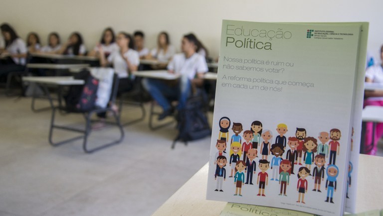 Estudantes do ensino médio participam de oficina do projeto Educação Política
