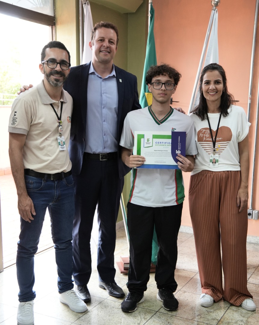 Miguel Prates recebeu certificado de estudante destaque durante evento com o reitor Rafael Bastos, realizado em março de 2025.