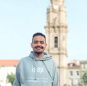 Matheus em frente a um dos pontos turísticos de Porto