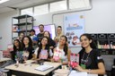 Professor Luiz Carlos Fernandes, coordenador da feira do Livro Troco na Troca e os estudantes do projeto