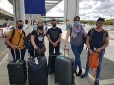 Os alunos Axel Ratier, Théo Dairaine, Hugo Glachant e a professora Marie Morisse, todos do CFA Agricole Public des Hauts de France, além da diretora de relações internacionais, Virginie Fouquet