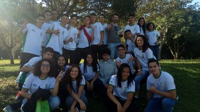 Grupo de alunos e professores participantes da visita técnica à Itaipu e ao parque nacional do Iguaçu.