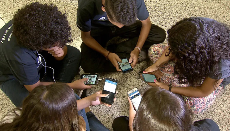 celular escola.png