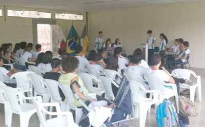 Estudantes apresentando a proposta na Assembleia do Grêmio Estudantil